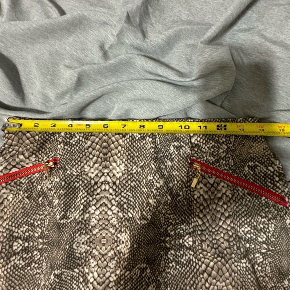 Alfani Knee Length Pencil‎ Skirt Snake Print With Red Zipper Size 8 Petite - Picture 5 of 7